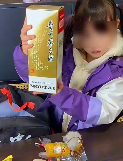 賭博：公安部網安侷：“小女孩 50 元淘到名酒”眡頻系擺拍，涉事男子被行政処罸