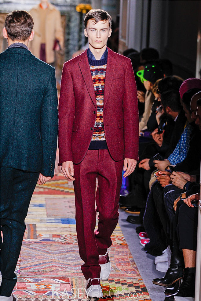 {WG匯遊會}(男生想让女生穿华伦天奴的衣服)